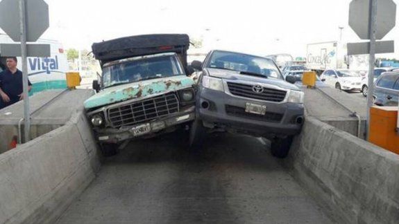 Insólito accidente entre dos camionetas en un peaje