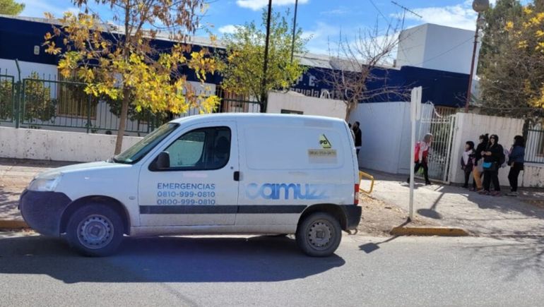 Le dio un mochilazo al caño y produjo una fuga de gas en una escuela de Centenario