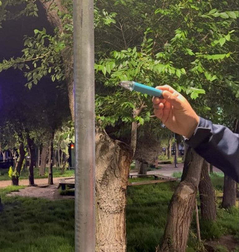 Personal de la Superintendencia de Bomberos detectó corriente en los postes gracias a un detector de voltaje