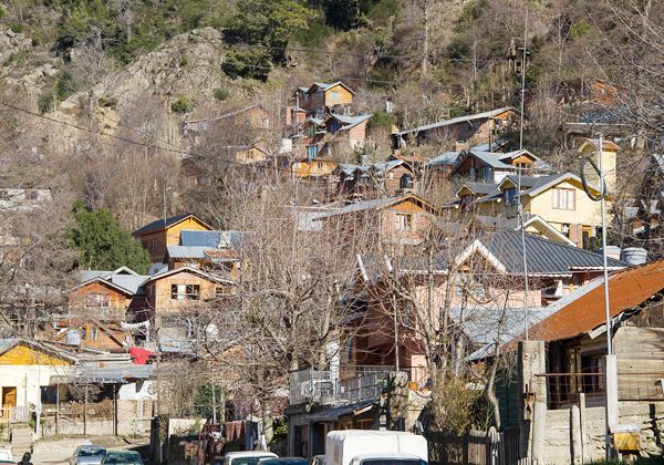 Deben autoevacuarse  por riesgo de derrumbe