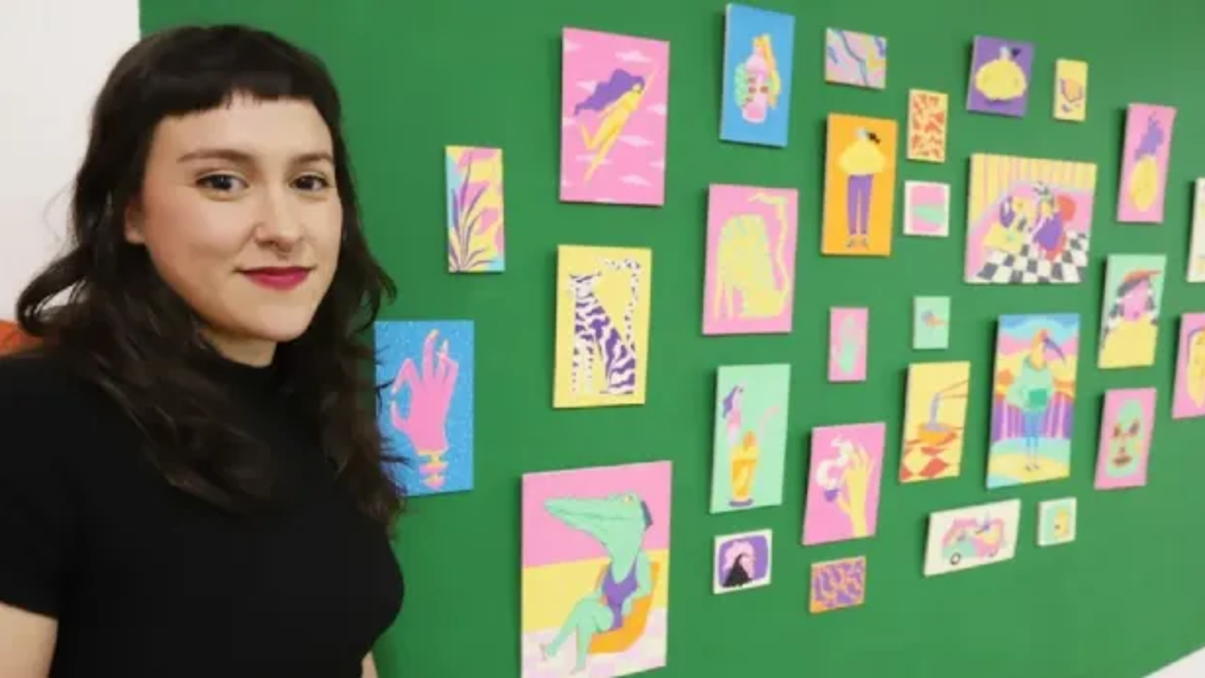 La artista María Meazza, con sus obras.