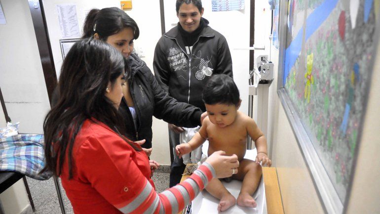 Las mamás dan muestras de dedicación: llevan a sus hijos a los controles y también se cuidan ellas.