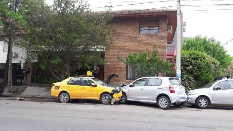Taxista se descompensó y chocó un auto estacionado