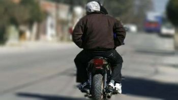 Uno de los motochorros de la Ruta 65 fue atrapado. Lo imputaron y quedó libre, aunque tiene prohibido entrar a Fernández Oro. Hay un cómplice que sigue prófugo. Uno de los motochorros de la Ruta 65 fue atrapado. Lo imputaron y quedó libre, aunque tiene prohibido entrar a Fernández Oro. Hay un cómplice que sigue prófugo.