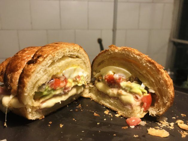 Croissant relleno con jamón y queso