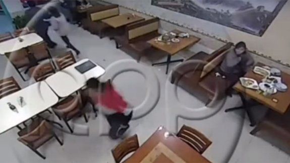 ¿Un caballero?: abandonó a su pareja en medio de un robo