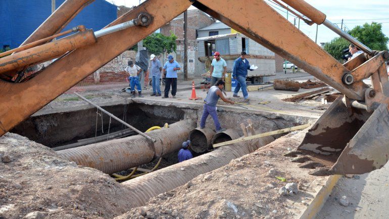 Las máquinas trabajan en una obra&nbsp; de escurrimiento en San Lorenzo.