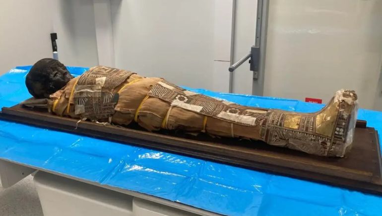 Descubren un misterioso papiro oculto bajo las vendas de una momia milenaria en Polonia