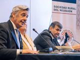 El presidente de la SRA, Nicolás Pino, junto con la titular de la SRN, Cecilis de Larminat, y el ministro de Economía de Neuquén, Guillermo Koenig, durante la presentación de las exposiciones rurales. 