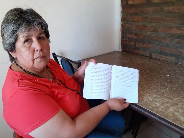 Mary muestra  un cuaderno donde los familiares escriben el apoyo que les brindaron en el lugar. “Mary nos recibe como si fueramos de su familia. Me sentí como en mi propia casa”, escribió una de las mujeres que visitó a su marido en la cárcel.   