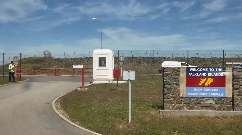 El aeropuerto en las Islas es una base militar y la exhibición de banderas, pancartas o el canto de canciones políticas que hagan referencia la Argentina puede dar lugar a detención. El aeropuerto en las Islas es una base militar y la exhibición de banderas, pancartas o el canto de canciones políticas que hagan referencia la Argentina puede dar lugar a detención.