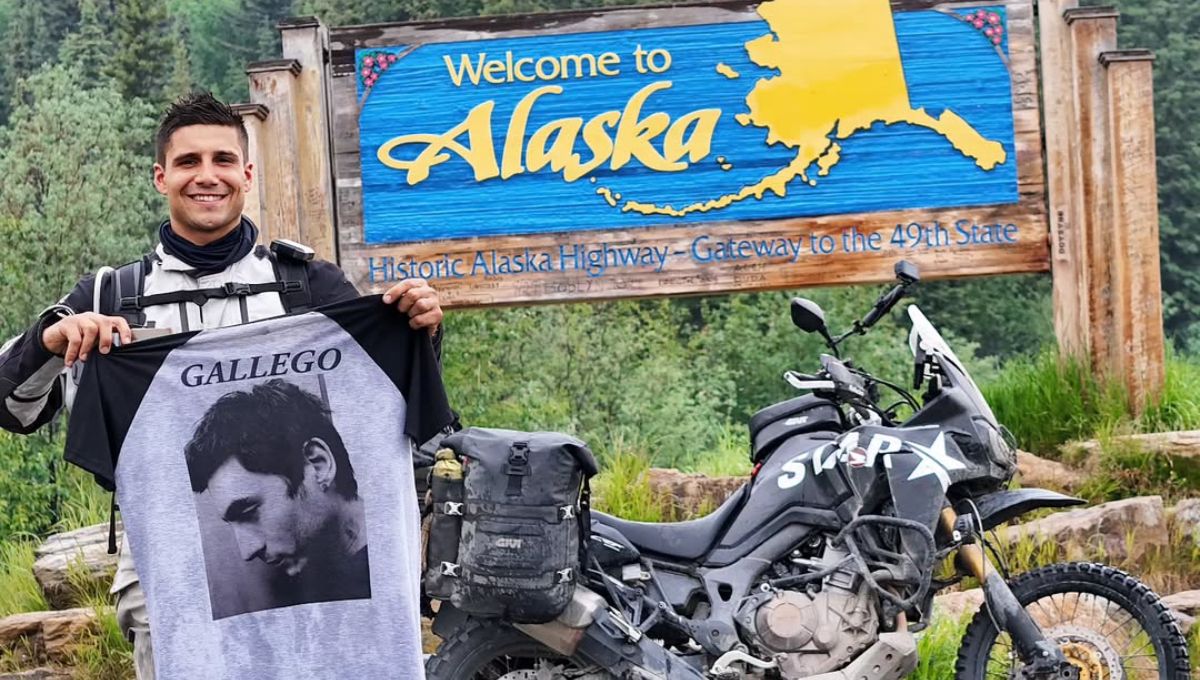 Viajó de Ushuaia a Alaska y cumplió una promesa con una remera que surgió en Chos Malal