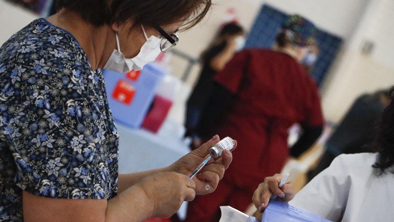 La gran duda de la vacunación en el boliche: ¿se puede tomar alcohol?