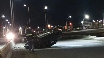 Por el vuelco del Renault Logan, en la autovía de Río Gallegos el tránsito estuvo interrumpido varios minutos. Por el vuelco del Renault Logan, en la autovía de Río Gallegos el tránsito estuvo interrumpido varios minutos.