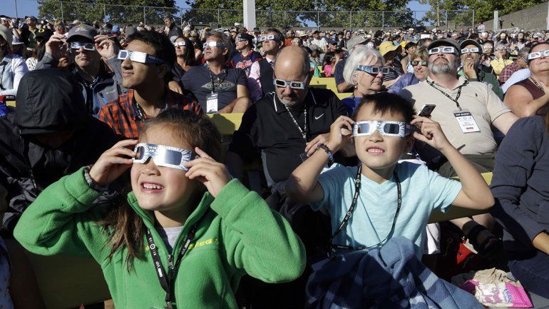 El eclipse encendió la polémica entre médicos y astrónomos