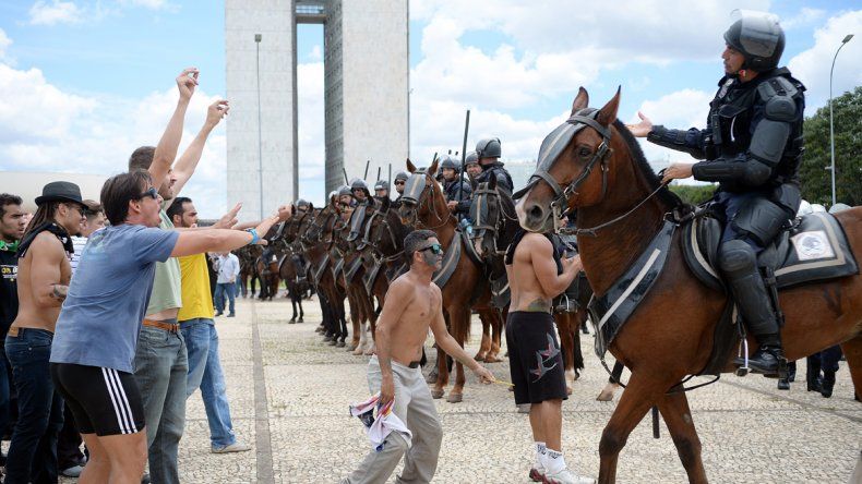 Desalojaron a manifestantes que exigen la renuncia de Dilma