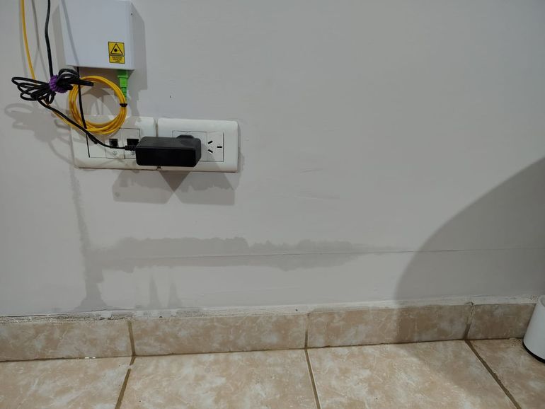 Vecinos de San Patricio del Chañar denuncian que sus casas están mal hechas.