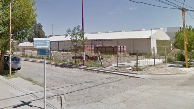 Un obrero está grave tras recibir una descarga eléctrica en Centenario