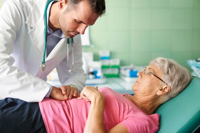 Para combatir la bacteria Helicobacter pylori es fundamental la prevención, el diagnóstico temprano y un tratamiento con antibióticos.