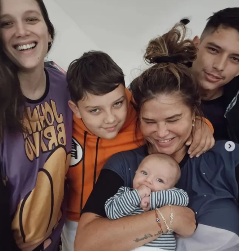 Naza feliz con sus tres hijos