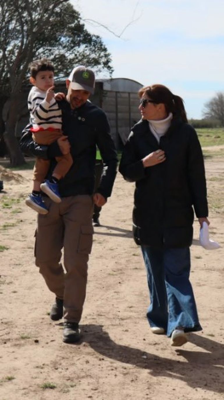El cantante con su hijo Agustín y su mujer, Mora Calabrese, en el campo de Mercedes donde llevó adelante la gigantesca movida solidaria. El cantante con su hijo Agustín y su mujer, Mora Calabrese, en el campo de Mercedes donde llevó adelante la gigantesca movida solidaria.