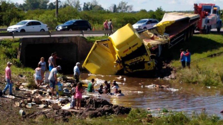 Un camión con cervezas cayó al agua y vecinos se metieron para rescatar botellas