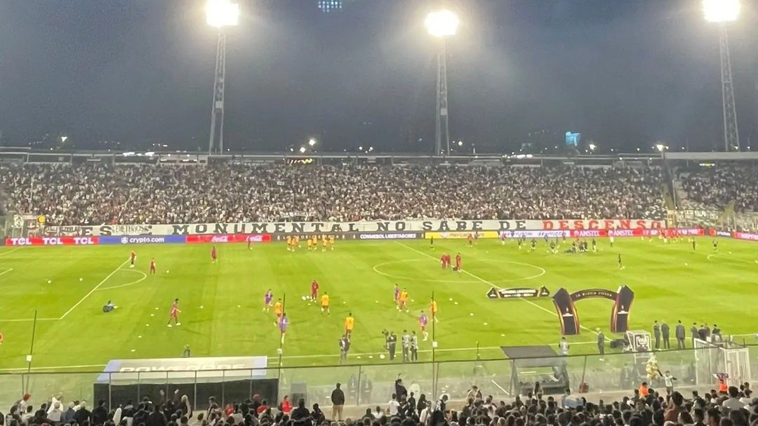 La bandera de los hinchas de Colo Colo para River.