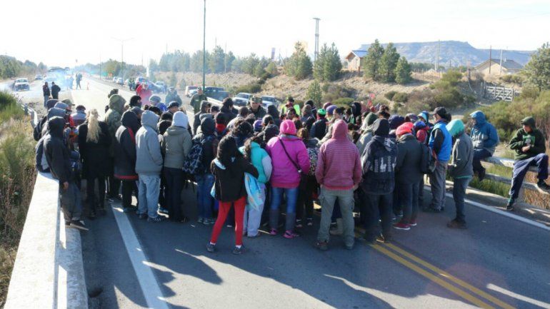Reclaman asistencia social en una protesta sobre la Ruta 40