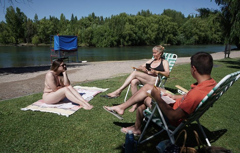 Los que eligen la mañana para disfrutar la tranquilidad del río Limay