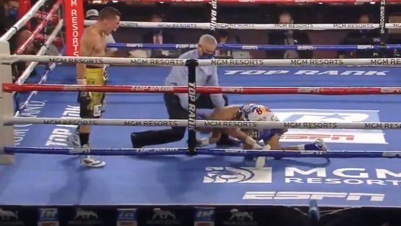 El momento de la caída del campeón tras el terrible nocaut.