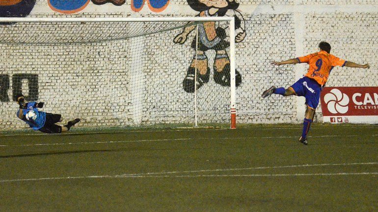 Alasia fue el héroe y volvió a dejar a su equipo en la siguiente ronda.