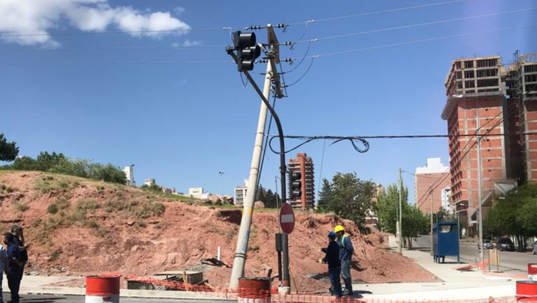Cedió el suelo de un poste de media tensión y provocó un apagón