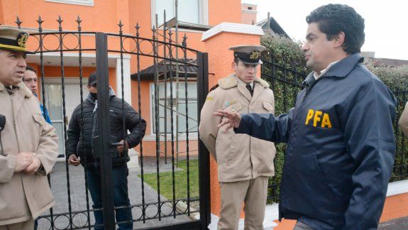 Uno de los procedimientos frente a la residencia de Lázaro Báez.