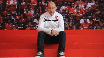 bochini y un calido festejo junto al plantel de independiente bochini y un calido festejo junto al plantel de independiente