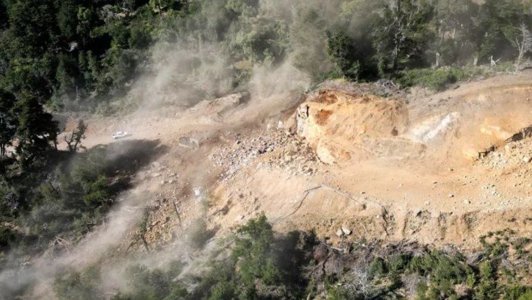 En imágenes, así volaron parte del terreno para ensanchar una ruta turística