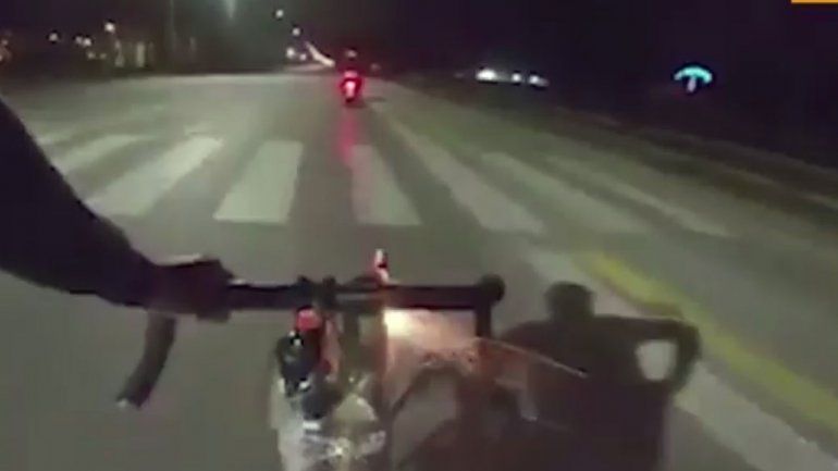 El ciclista corrió a la moto y le disparó con cañitas voladoras.