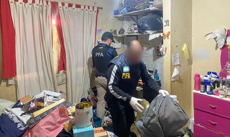 Friends, la red que traficaba pornografía infantil en el país: una menor rescatada y detenidos