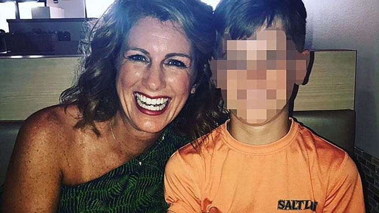 La mujer está casada. Su marido la acompañó a entregarse a la Policía.