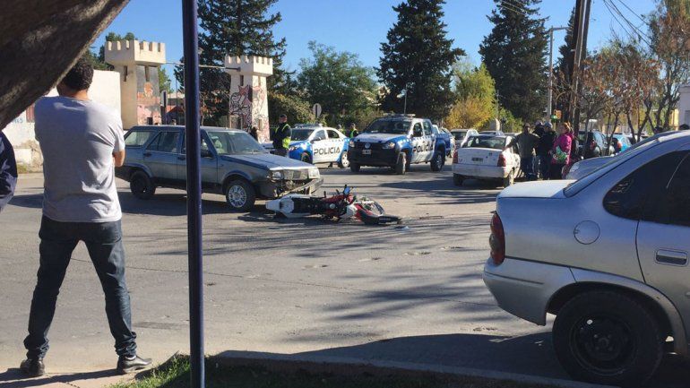 Dos heridos leves en un choque entre un auto y una moto