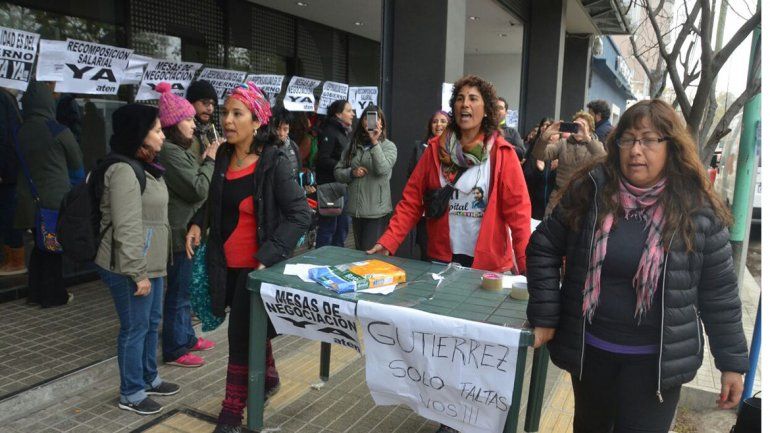 Gutiérrez presentó obras con una protesta docente en la puerta
