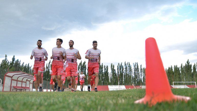 El plantel se entrena y mira&nbsp;de reojo a los rivales.