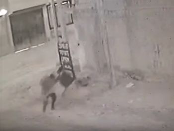 El ataque a puñaladas en una esquina de la zona sur de Comodoro Rivadavia fue registrado por una cámara de vigilancia: la policía intenta identificar al agresor.