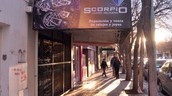 El asalto a Scorpio, en pleno centro, fue protagonizado por tres delincuentes armados, además del apoyo de un vehículo. El asalto a Scorpio, en pleno centro, fue protagonizado por tres delincuentes armados, además del apoyo de un vehículo.