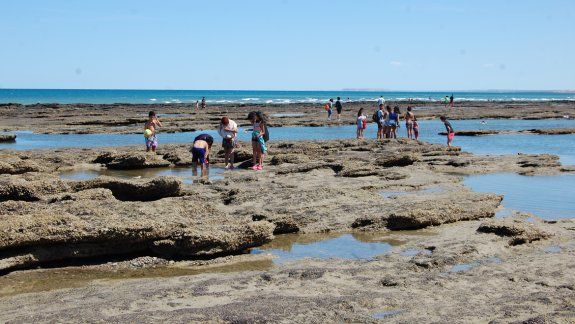 En Las Grutas, de la Tercera a la Quinta Bajada, el escenario natural es bellísimo cuando el agua se retira de la playa.&nbsp;