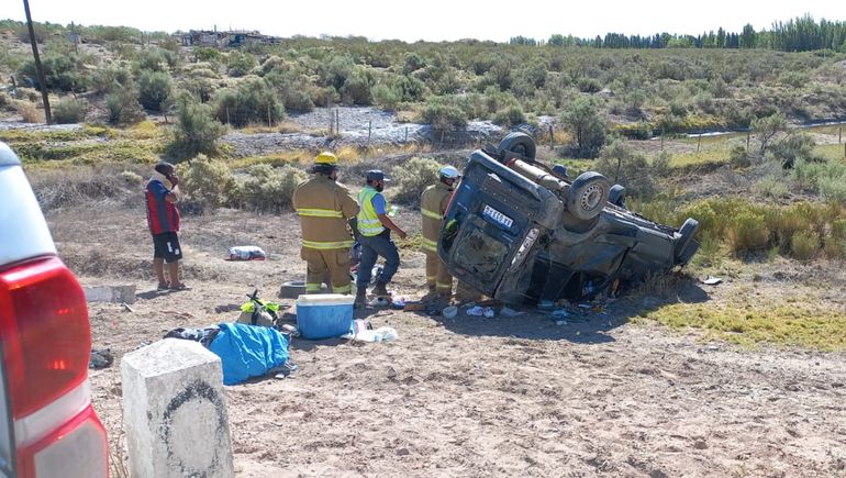 Una Kangoo fuera de control, choque y vuelco: tres heridos