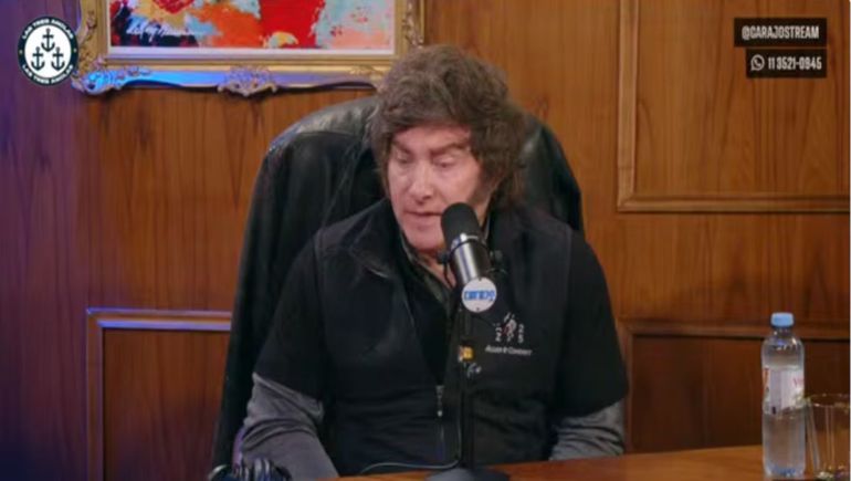 Durante una entrevista en streaming, Javier Milei respaldó el uso de la camioneta de lujo y cuestionó las críticas contra el legislador libertario.