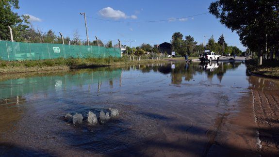 En muchas calles, los desagües se taponaron y el agua comenzó a salir hacia la superficie.&nbsp;