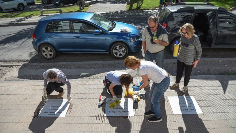Limpiaron baldosas de tres víctimas  de la dictadura