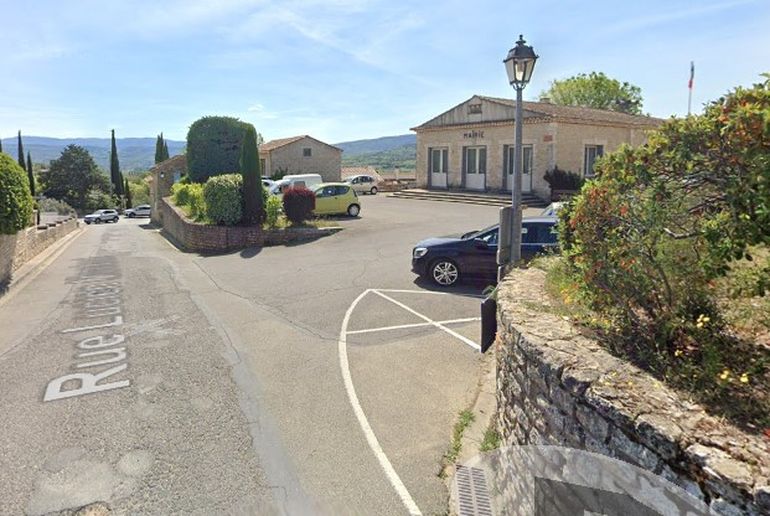 La tranquilidad de Goult, un pueblo de unos mil habitantes, se vio alterada por el violento episodio ocurrido al final de una boda. La tranquilidad de Goult, un pueblo de unos mil habitantes, se vio alterada por el violento episodio ocurrido al final de una boda.