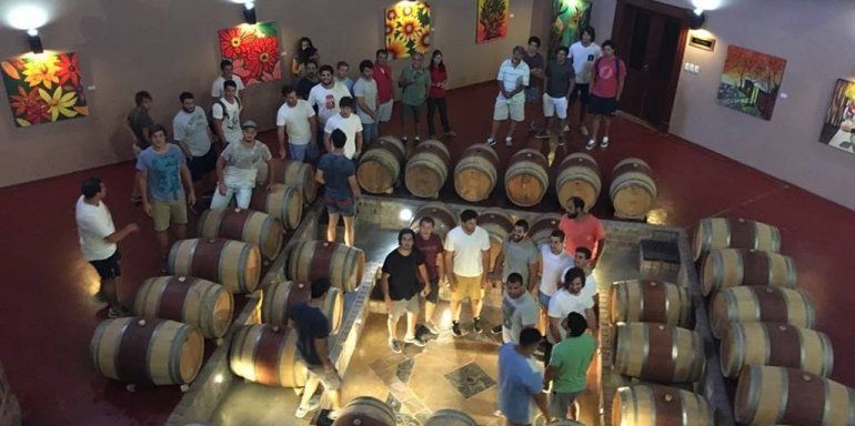 El plantel de Hindú Club en la recepción en la Bodega Schroeder.&nbsp;